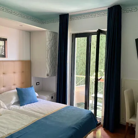 Carlotta Hotel Torri Del Benaco